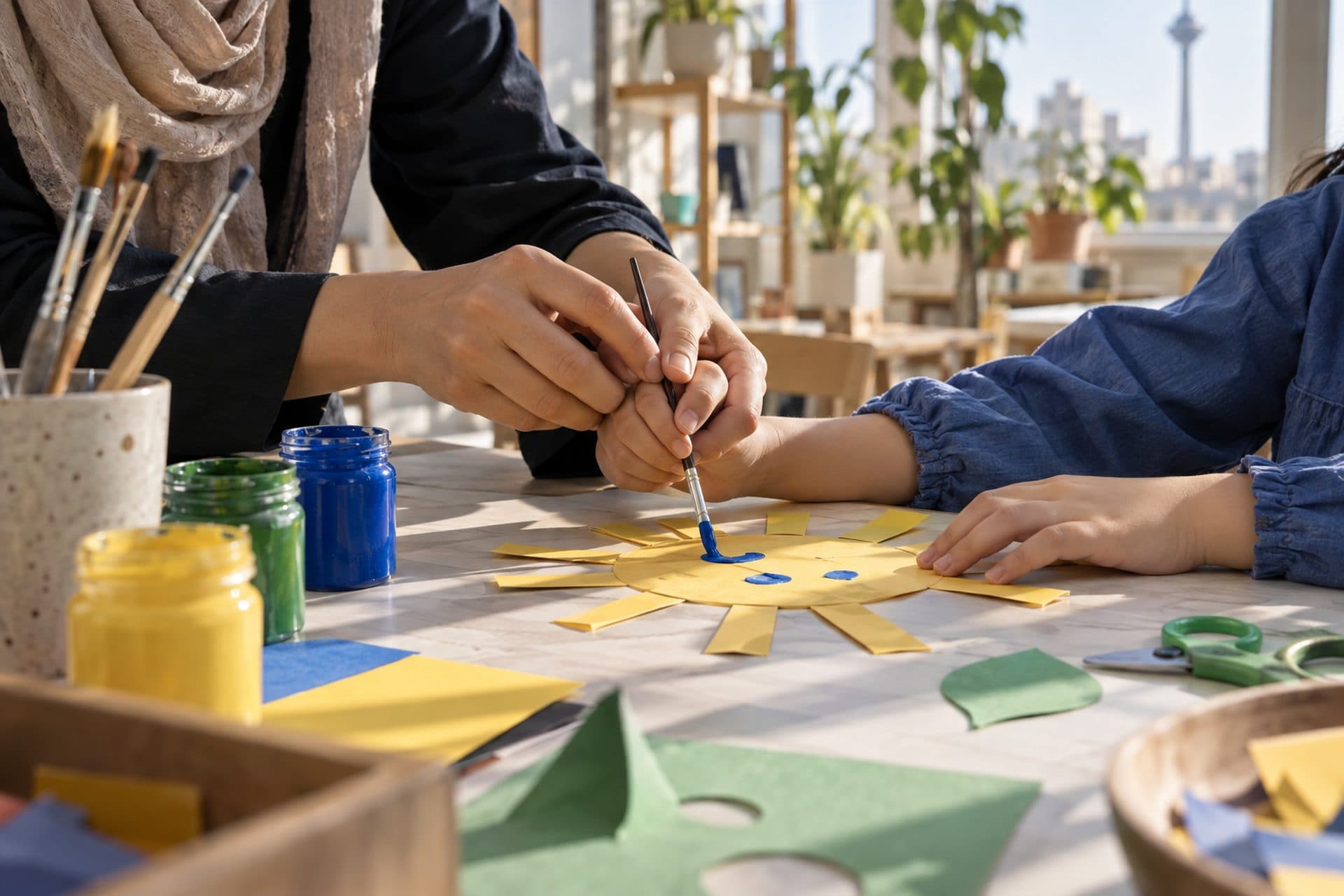 کودکان در حال مشارکت در فعالیت‌های نقاشی و کاردستی در یک کارگاه خلاقیت